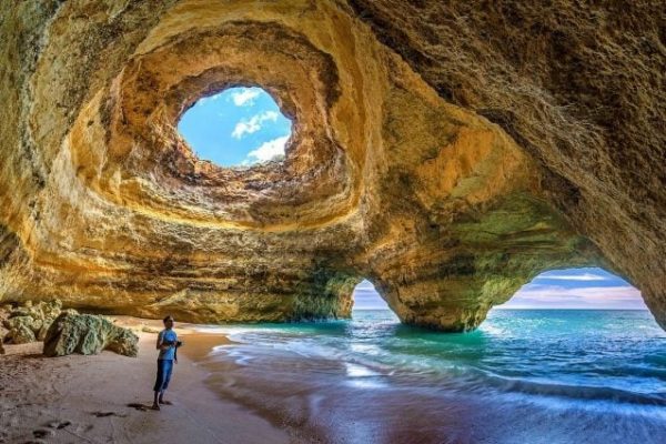 La magia della Grotta di Benagil in Portogallo