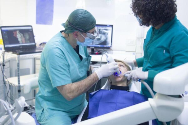 Il fenomeno del turismo dentale: curarsi all’estero conviene davvero?