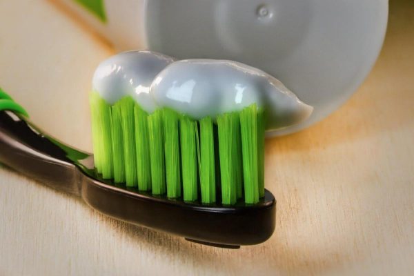 Fluoro nei dentifrici: benefici e potenziali effetti collaterali
