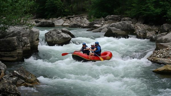 Rafting in famiglia: divertimento sicuro per grandi e piccoli