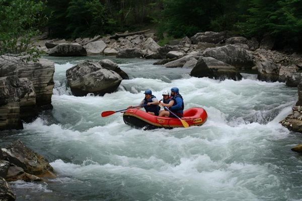Rafting in famiglia: divertimento sicuro per grandi e piccoli 1