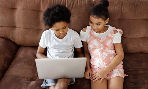 Genitori adolescenti: quando i figli pagano il prezzo di un’infanzia negata