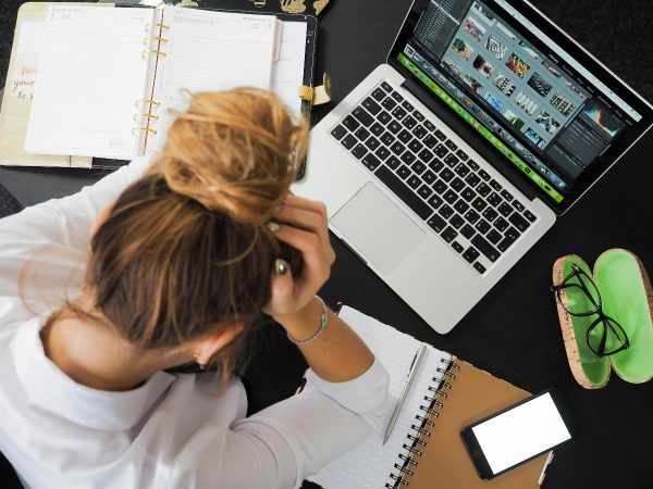 Scuola e lavoro insieme: come organizzarsi senza andare in burnout